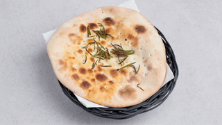 Podpłomyk z rozmarynem i solą morską