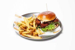 CHICKEN BURGER: Pollo amarillo certificado