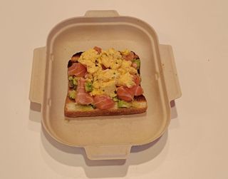 Toast salmon, avocado, uovo