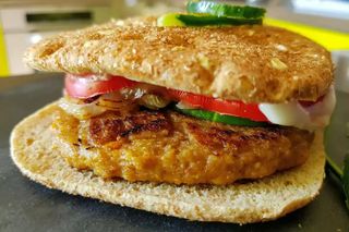 Сандвич в питка с кашкавал, сирене и салата