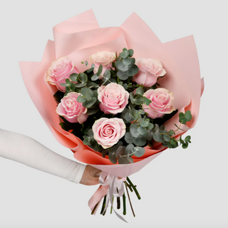 Buchet trandafiri roz si eucalipt