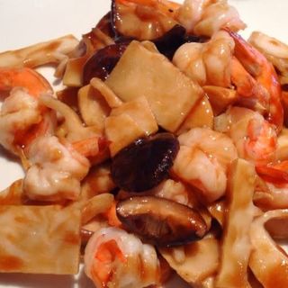 44. Gambas con bambú y setas chinas