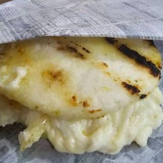Arepa con jamón y queso