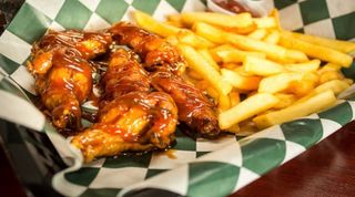 Alitas con patatas