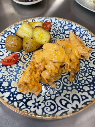 Пилешко филе с бекон, сметана и чедър сос (350г)