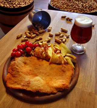 Maxi cotoletta con patate fritte