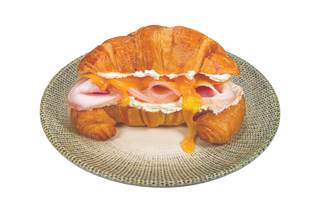 Kроасан с прошуто кото и чедър