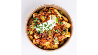 Chilli con carne z frytkami i serem