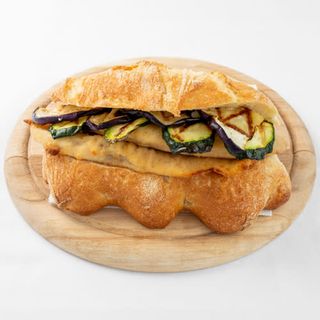 Panino con cotoletta e verdure