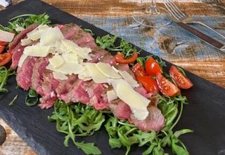 Tagliata di manzo con pomodorini, rucola e scaglie di grana