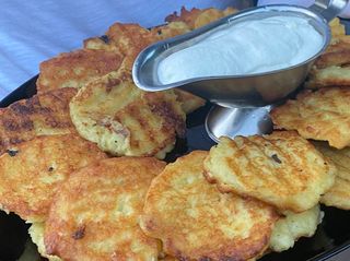 Деруни з сметаною