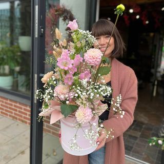 Kwiatowe pudełko/box wielokolorowy z kwiatów sezonowych rozmiar M