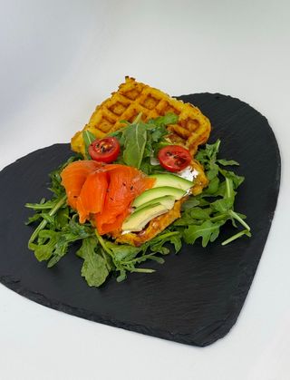 Сэндвич на картофельных вафлях с форелью (280г)