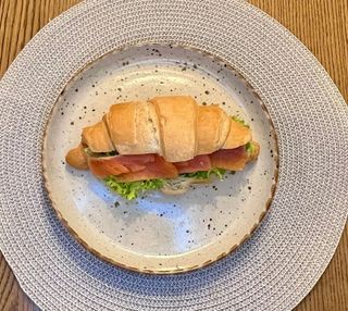 Круасан з лососем (200г)