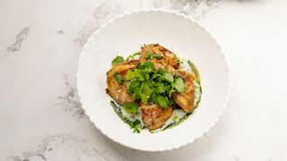 Запеченный цыпленок с печенными овощами и соусом дзадзики