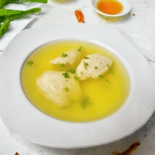 Bistra supa sa knedlama