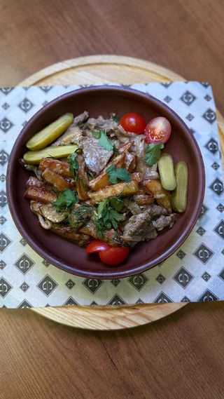 Мясо с жаренным картофелем
(0.742г)