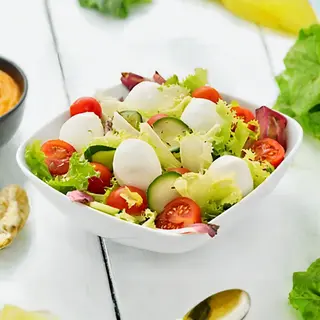 Insalatona e mozzarelline ciliegine