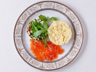 Скрембл з тартаром з лососем,авокадо,том