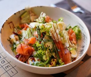 Салат з лососем та авокадо