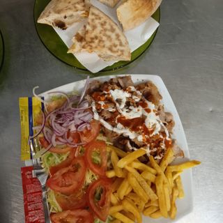 Piatto kebab con patatine