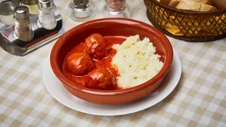 Ćufte u paradajz sosu sa pireom