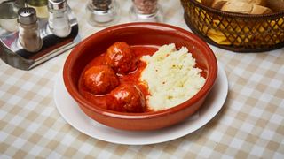 Ćufte u paradajz sosu sa pireom