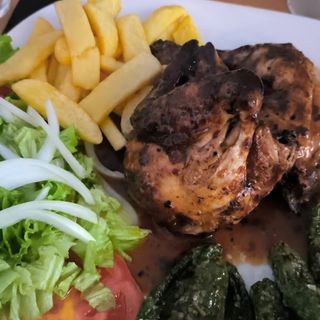 Pollo asado + patatas+ensalda + pimientos 