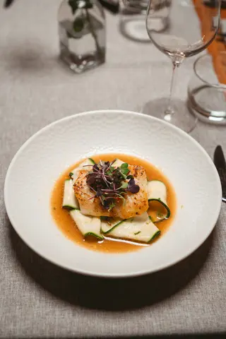 File de halibut cu zucchini și sos de citrice