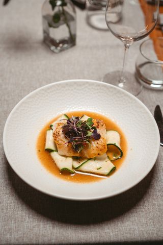 File de halibut cu zucchini și sos de citrice