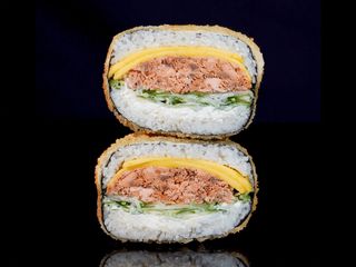 Sushi burger z łososiem pieczonym