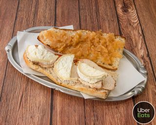 Bocadillo Pollo Cebolla Caramelizada Y Queso De Cabra