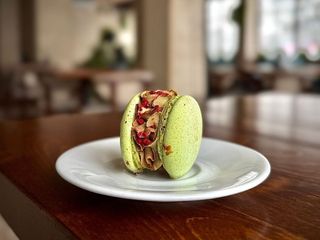 Макарон фісташка-малина