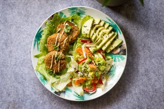 Falafel cu salată de crudități 