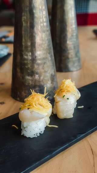 Nigiri vieira con salsa cremosa (2 uds.)