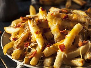 Pomfrit sa cheddar sosom i pančetom