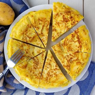 Tortilla de papas perejil cebolla y queso