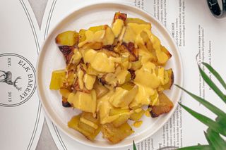 Patate al forno con salsa cheddar
