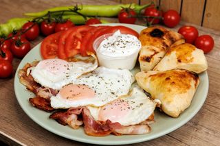 Jaje na oko sa pečenicom