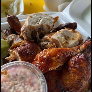 Pollo asado entero con yuca y ensalada, refresco 2l