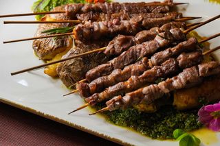 Frigărui de Miel cu Cartofi Zdobiți și Sos Chimichurri