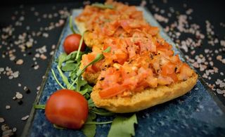 Bruschete cu rosii, usturoi si busuioc