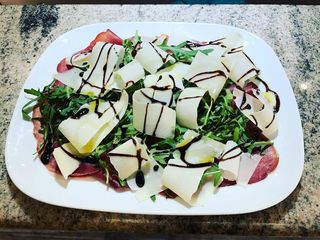 Bresaola, rucola, scaglie di grana e e crema aceto balsamico