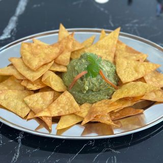 Totopos con guacamole