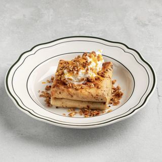 Блины с творогом и сухофруктами, сметанный крем