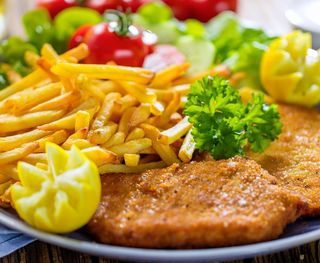 Cotoletta di pollo con patate e insalata