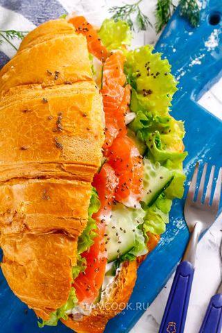 Круассан с семгой и авокадо (брускетта)