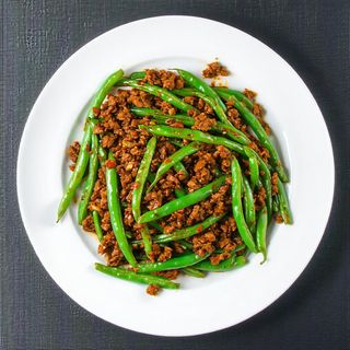 Fagiolini saltati con carne macinati piccanti
