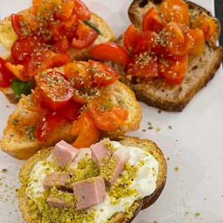 Tris di bruschette 