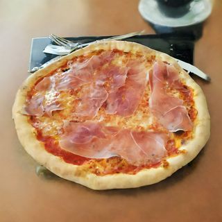 Pizza con bordo ripieno di emmental